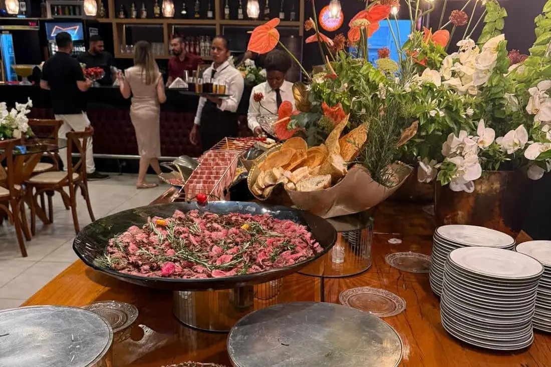 Carne fatiada servida no buffet de evento corporativo na Villa BBM