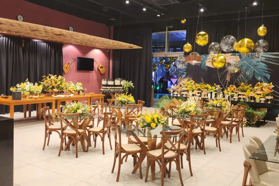 Dois ambientes da Villa BBM com mesas longas montadas para evento corporativo