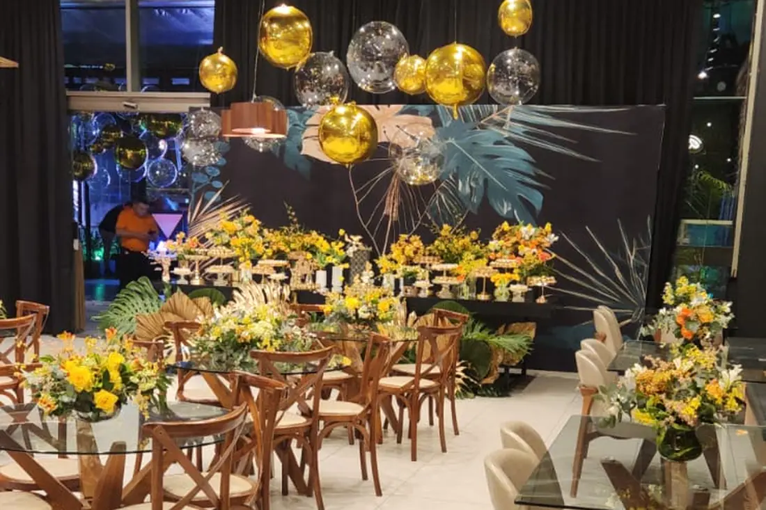 Mesas decoradas para confraternização de fim de ano na Villa BBM